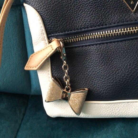 Free w/ purchase or $5 NWOT GUESS Navy/White/Tan Wristlet - Picture 5 of 14